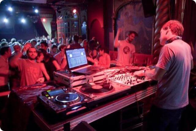 le-rouge-pigalle-lgbt-bar-paris